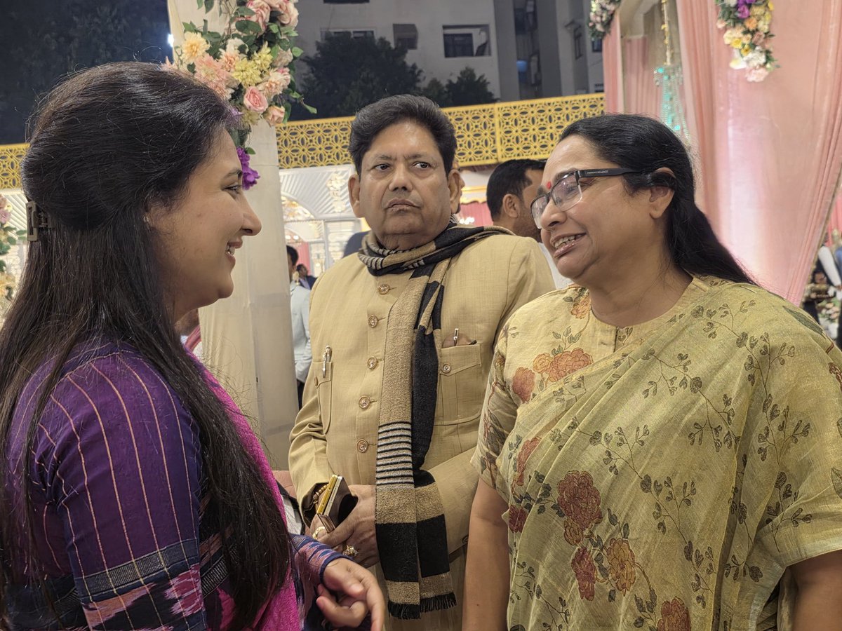 पूर्व मंत्री श्री शैलेन्द्र यादव ललई जी के सुपुत्र शिवेन्द्र यादव जी के विवाह समारोह में पहुंच कर वर-वधु व परिवारजनों को शुभकामनाएं प्रेषित की।। 
इस दौरान समाजवादी पार्टी के राष्ट्रीय अध्यक्ष श्री अखिलेश यादव जी,  पार्टी के राष्ट्रीय महासचिव माननीय श्री शिवपाल यादव जी, समाजवादी