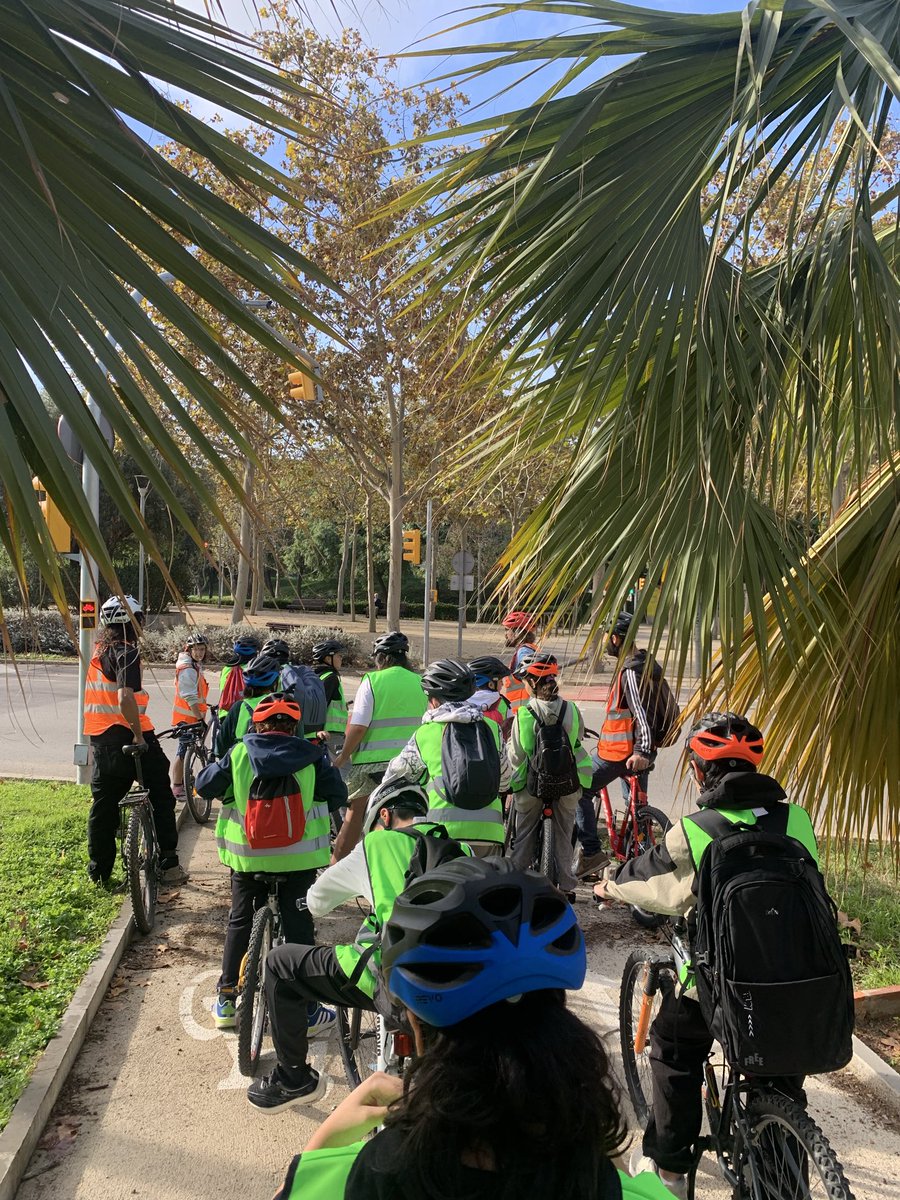 Avui, 1r d’ESO B ha posat en pràctica els aprenentatges adquirits per circular amb seguretat en bicicleta. 
Gràcies <a href="/LHenbici/">L'Henbici</a> !! 
#ieperelliscart #secundàrialliscart #curs2025i26 #somlliscart 

instagram.com/p/DQ9lIWAiPX7/…