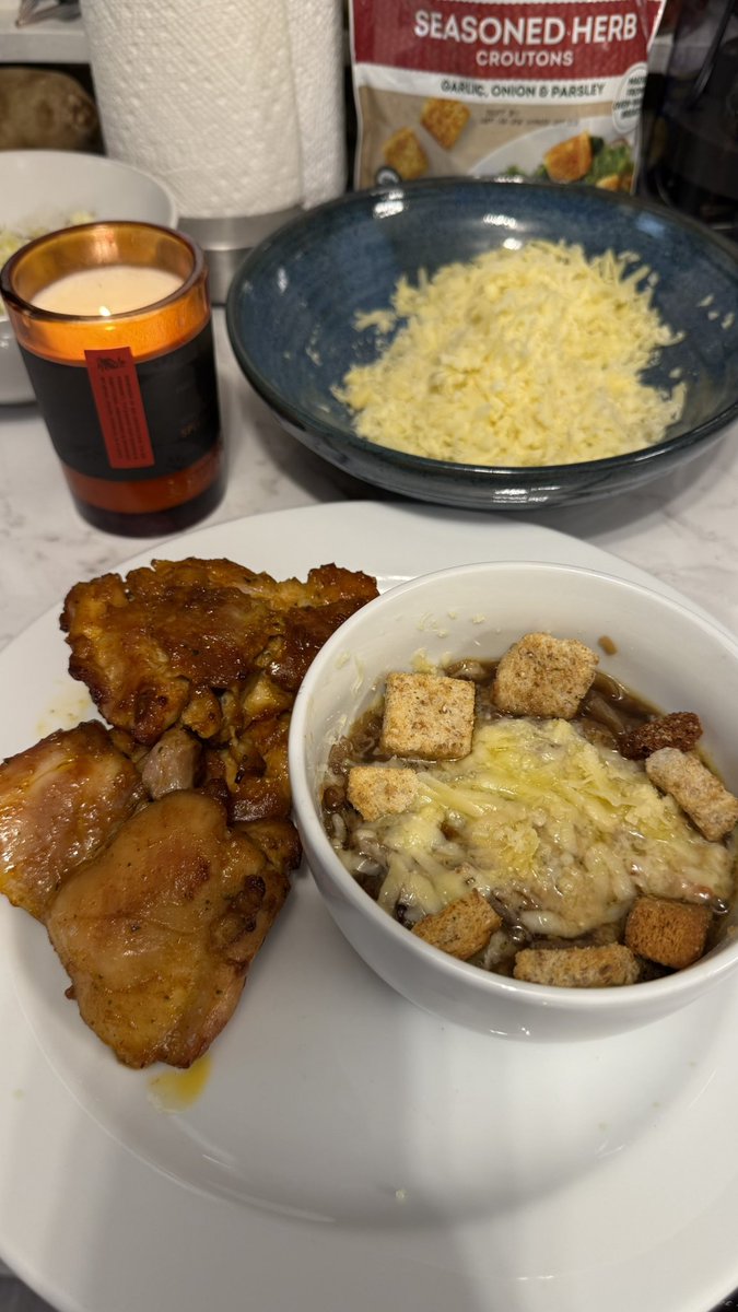 pinksaltarmy's tweet image. I made some French onion soup for the cold weather. Delicious 🤤