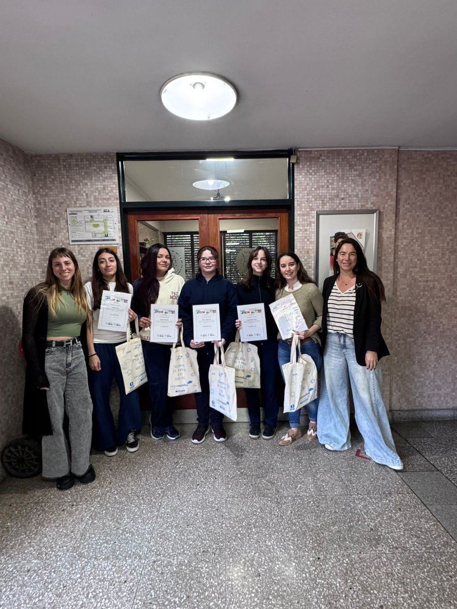 🏆 Celebramos el 2º Premio del Desafío STEM concedido al equipo del Colegio Paula Montal por su proyecto “Superbacterias: el enemigo invisible”.
¡Enhorabuena al equipo y a toda su comunidad educativa!