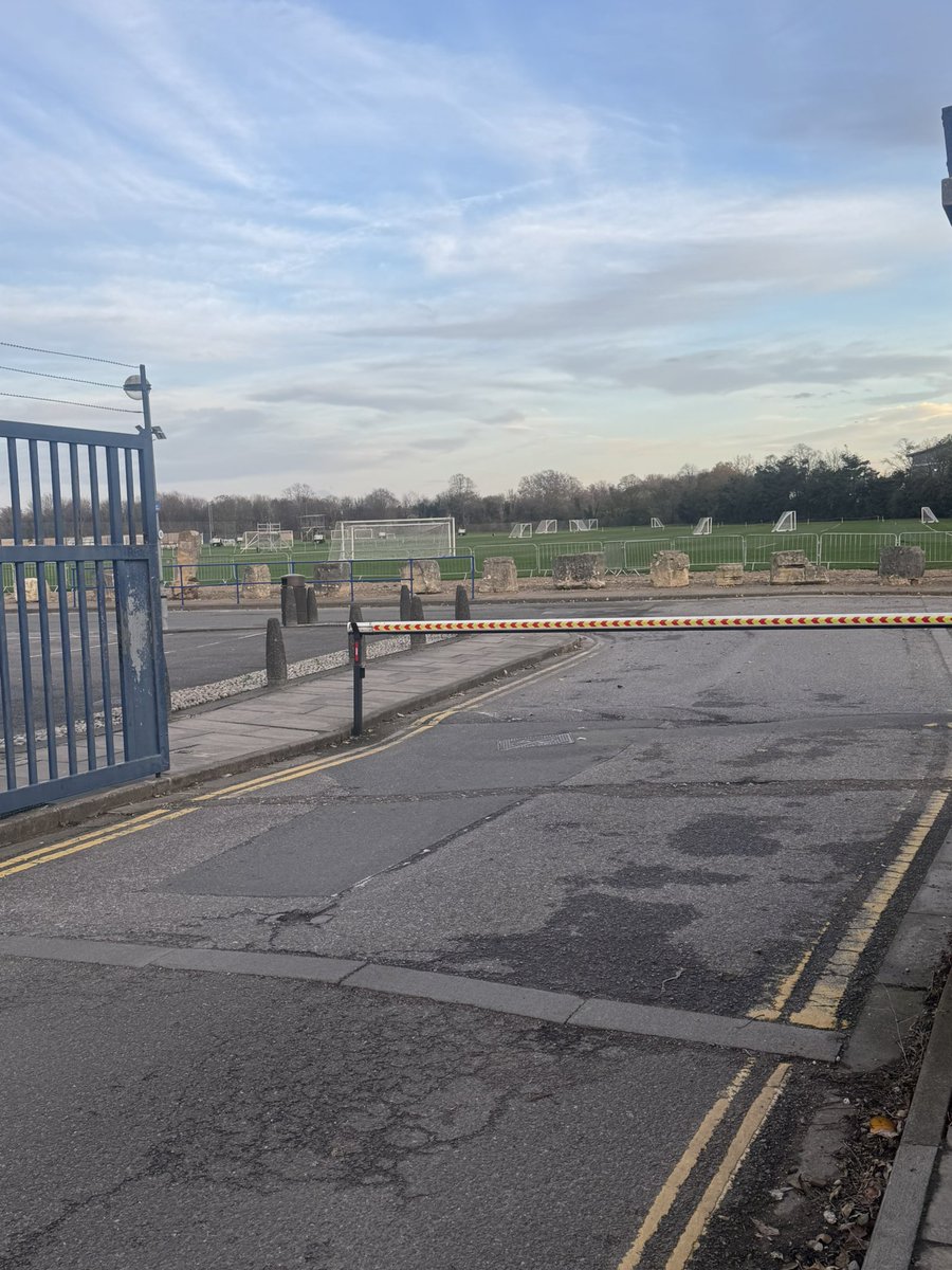 Ibou_Sentopteam's tweet image. Déplacement depuis Paris jusqu’à Londres pour couvrir les entraînements des Lions 🇸🇳.  
Surprise : huis clos total, impossible d’y accéder.  
Résultat ? Peut être Seulement quelques images de la sortie du bus.  
Vie de journaliste… 😒🎥 #TeamSénégal #LionsDuSénégal