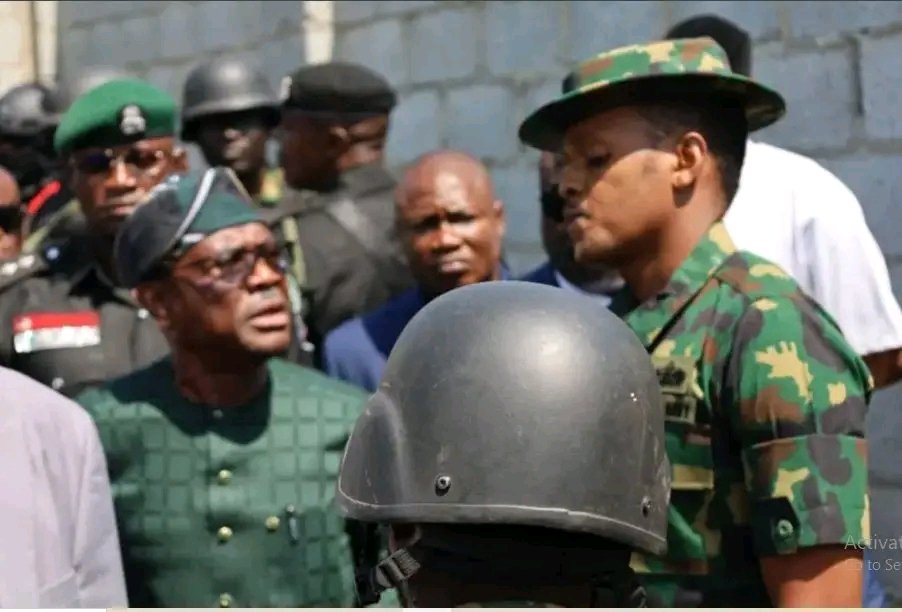 Viron1k's tweet photo. A junior officer joined Wike in hurling insults at the 3-star general, who instantly rebuked him, reminding him he is far above him. So he shouldn’t be talking while he spoke. Wike really had his own taste of his medicine, Read more on https://t.co/EDXrOPdyIA
#wike #Navy #Naval https://t.co/pstOvGz6Jy