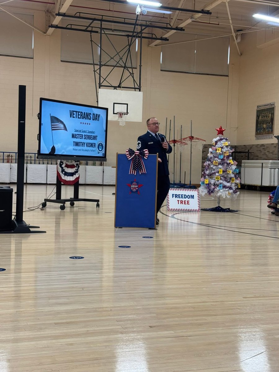 Yesterday, we were able to honor those Veterans with a slideshow using our BenQ displays in our gym!

#TeachWithBenQ #BenQBoardAmbassador