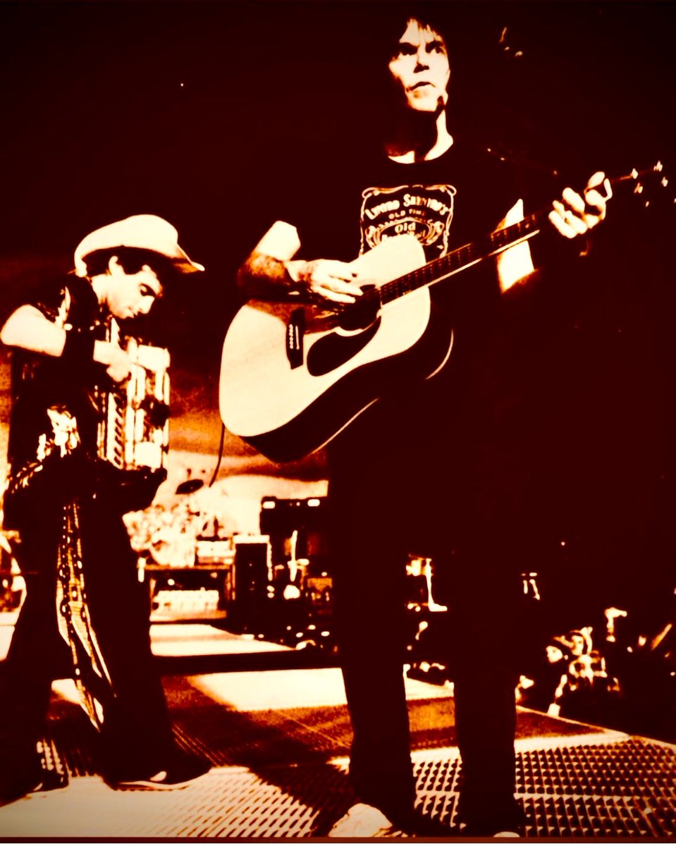 nilslofgren's tweet photo. Happiest of Birthdays to the magnificent @NeilYoungNYA @azsweetheart013 and I send love n blessings to Neil n @dhlovelife2. Neil and David Briggs remain my two, greatest mentors. Keep rocking your Sacred Weapon of music, my friend. #RockingIntheFreeWorld https://t.co/C74g9hZXoF