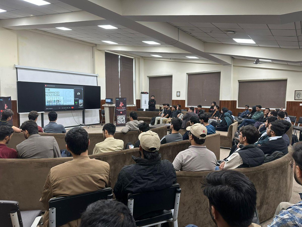 MasterBOTsol_'s tweet image. The MasterBOT Campus Connect event yesterday was a massive success!

Over 100+ students attended the event 

Thank you to everyone who attended our event and got to learn about Robotics and what MasterBOT is building