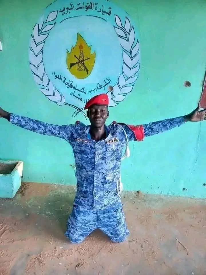 ترجّل الفارس… وارتقى شهيداً

من اعلاميين الفرقة ٢٢ بابنوسة كان بيطلع وسط الرصاص يطمئن في الناس 
في ساحات المجد حيث يكتب التاريخ أسماء الرجال، ودّعت بابنوسة  أحد أعظم أبطالها… الشيهد يوسف حمدان 

منذ أن دوّى أزيز الرصاص، حمل بندقيته ونذر نفسه للدفاع عن الأرض والعرض، ثابتاً