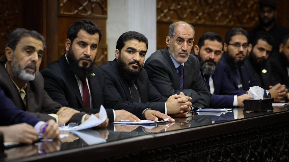 زرتُ اليوم، برفقة رئيس جهاز الاستخبارات العامة السيد حسين سلامة، مدينة دير الزور، وكان في استقبالنا السيد المحافظ غسان السيد أحمد وقائد الأمن الداخلي العقيد ضرار الشملان، وعدد من القيادات المحلية. وتهدف الزيارة إلى متابعة الواقع الأمني والوقوف على احتياجات أهلنا في المحافظة.