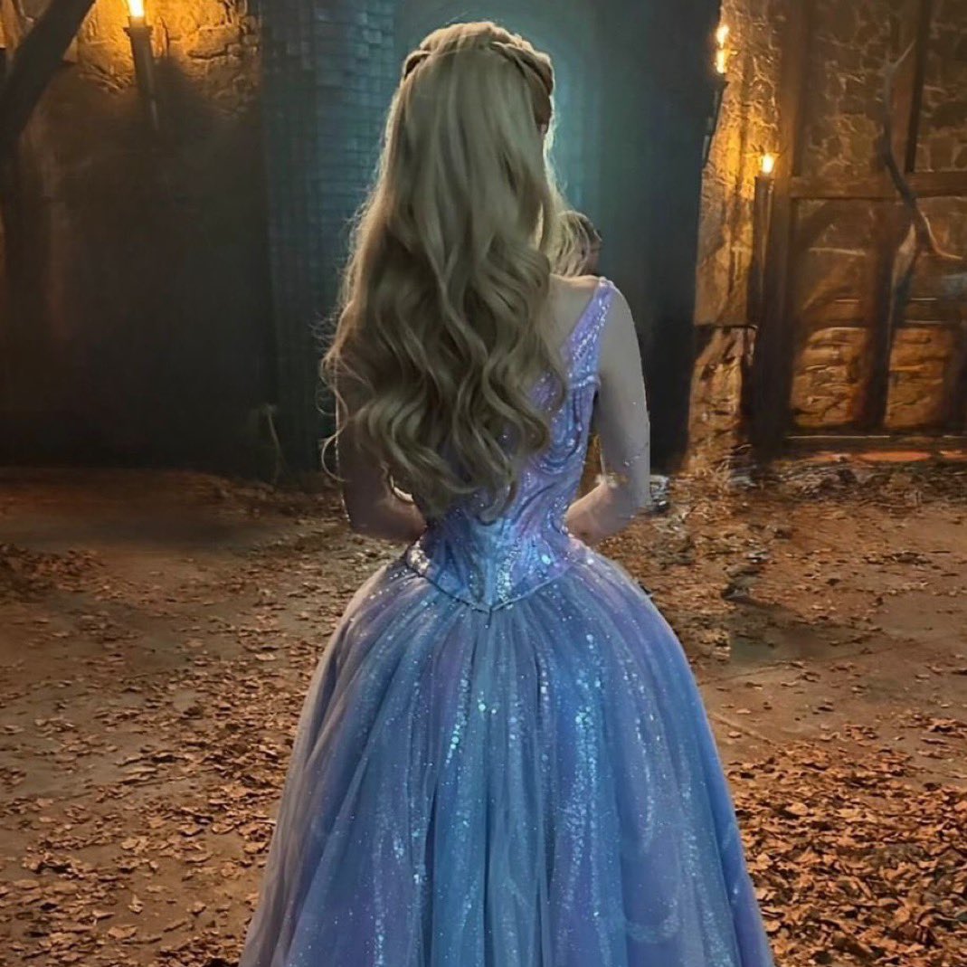 gold hair with a gentle curl 🥹