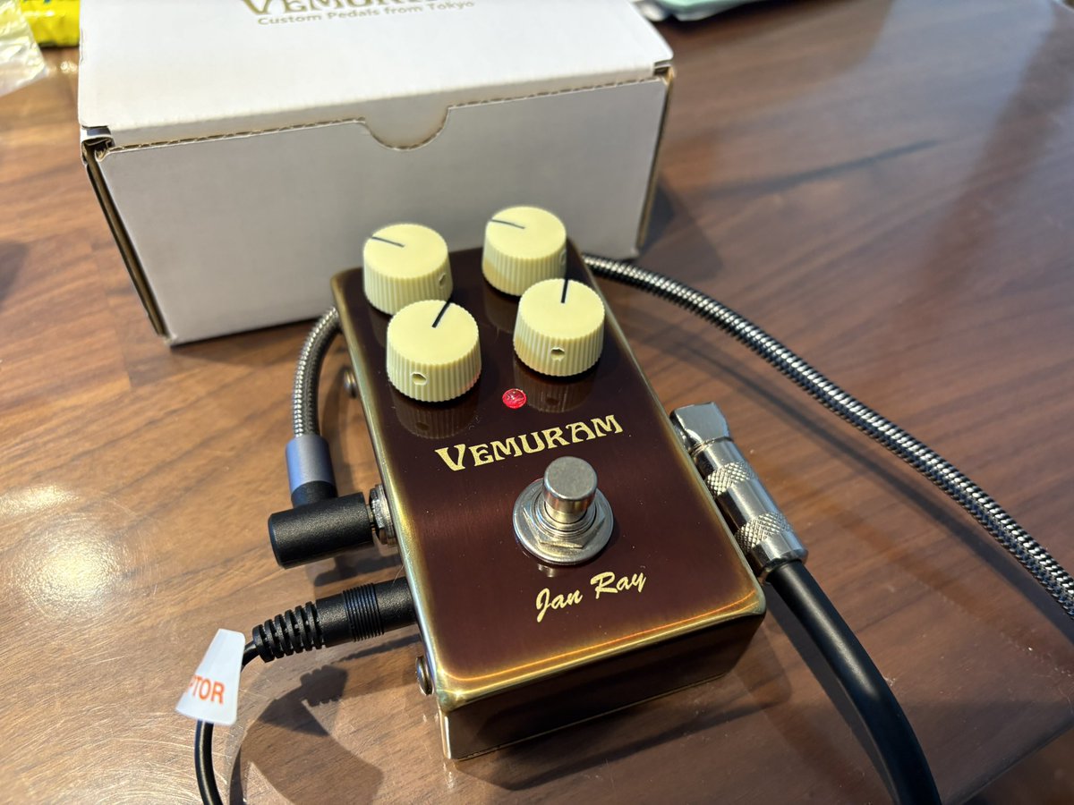nakasan2021's tweet photo. エフェクター届いたのでとりあえず単体で試し弾き🎸
音がクリア、そしてピッキングの強弱が音にすぐ出る。これは音が良すぎて反則だ🤤下手でも上手く聴こえる…最近の買物の中で大当たり🎯
さすがに病み上がりで飛ばし過ぎました💦
#Janray https://t.co/9EE3GcThD5