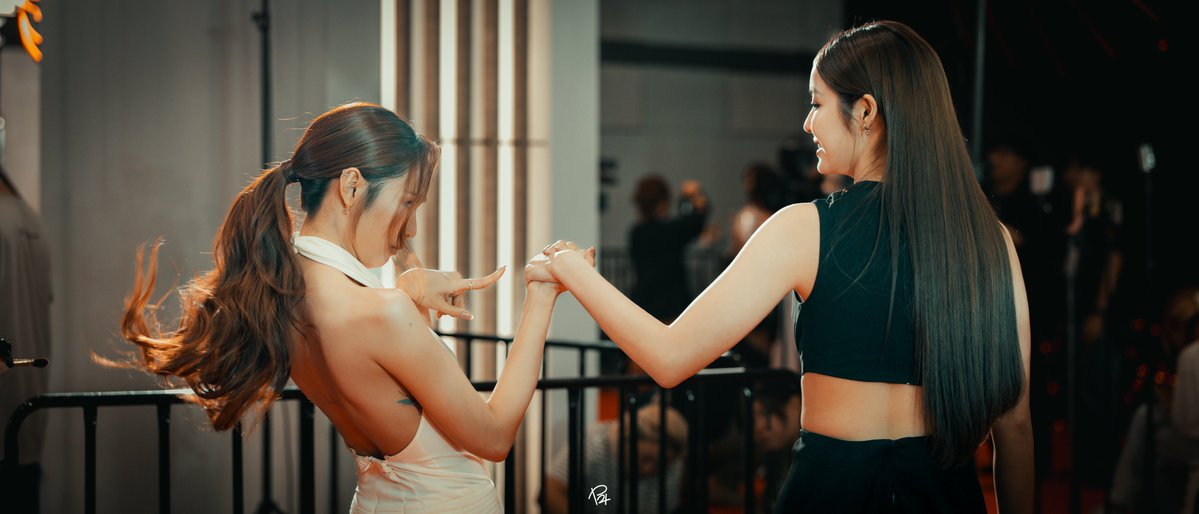 "bragging! i bagged my celebrity crush"

NAMTANFILM STARLIGHT HOWEAWARDS                                          #HOWEAWARDS2025xNamtanFilm