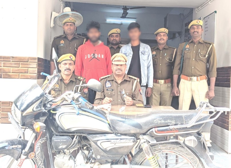 संतकबीरनगर-SP के निर्देशन में धनघटा पुलिस की बड़ी कार्रवाई।
5-5 हज़ार के इनामी,गैंगेस्टर एक्ट में वांछित दो अंतर्राज्यीय अपराधियों को किया गिरफ्तार।
अवैध चाकू, तमंचा, जिंदा कारतूस और मोटर साइकिल बरामद।
क्षेत्र के ग्राम बारीडीहा नटवाबार के पास से हुई गिरफ्तारी!
<a href="/santkabirnagpol/">SantKabirNagarPolice</a>