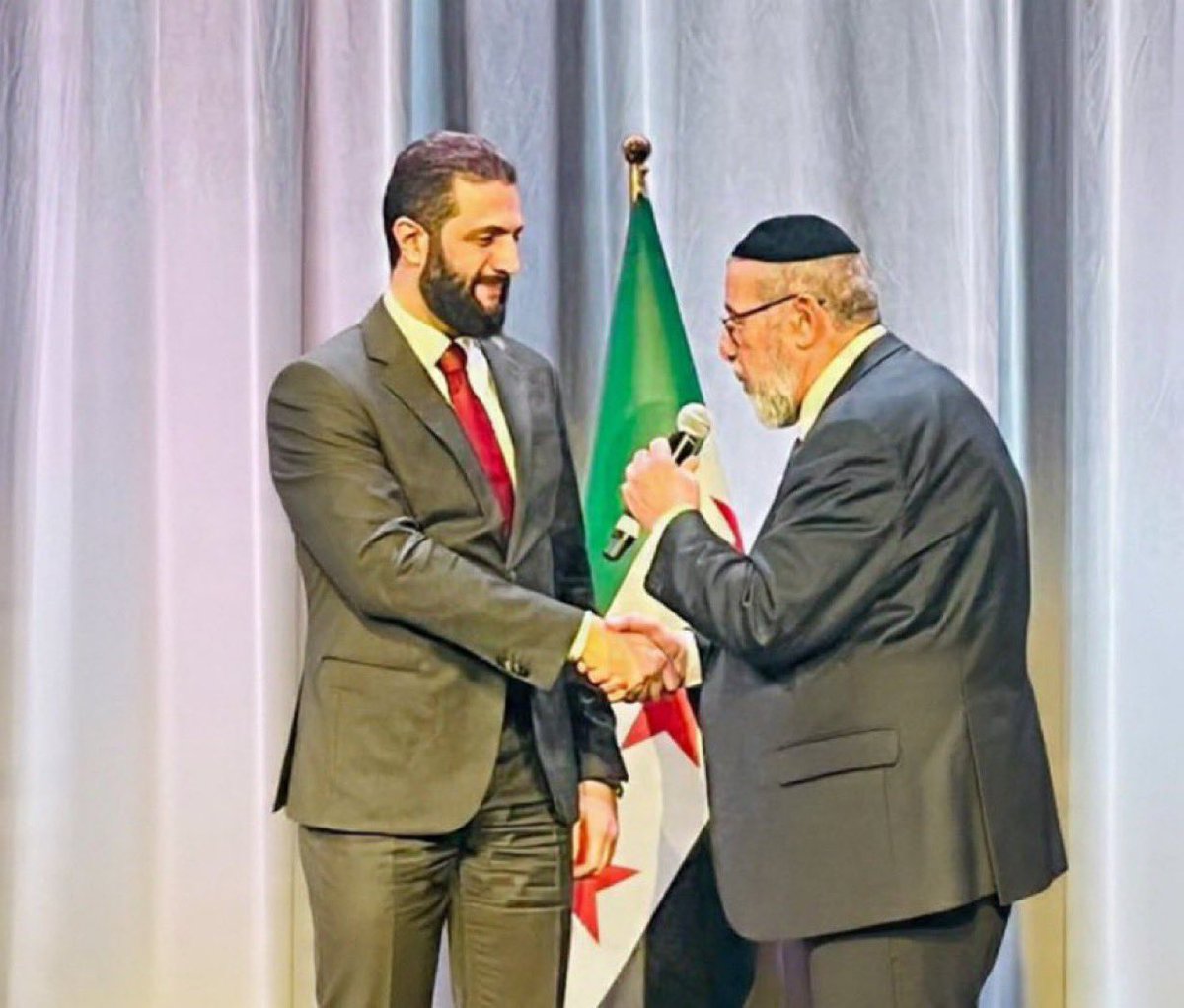 Suriye lideri Ahmed Şara, Washington’da Suriyeli Yahudi din adamı Haham Yosef Hamra’dan dua aldı.

Bugün Haham'ın duasını alan, emin olun, yarın Netenyahu ile kucaklaşarak poz verir.

Gidiş o yöne!..