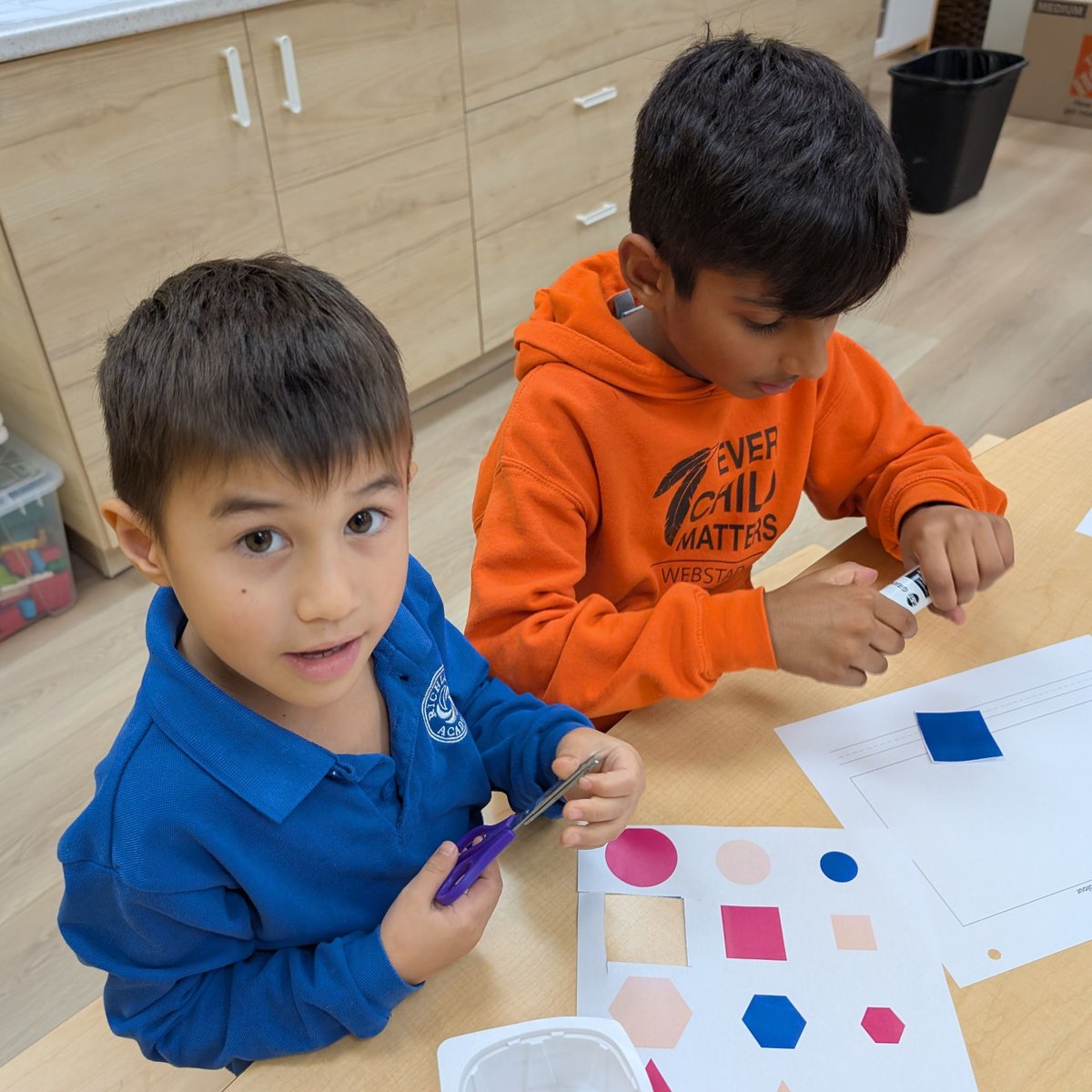 richlandacad's tweet image. Our Grade 3 students partnered up with the Senior Kindergarten students for a fun, hands-on activity focused on sorting! The buddies practiced their skills by sorting materials according to sizes, shapes, and colours. Teamwork makes learning bright! #LearningBuddies #Sorting