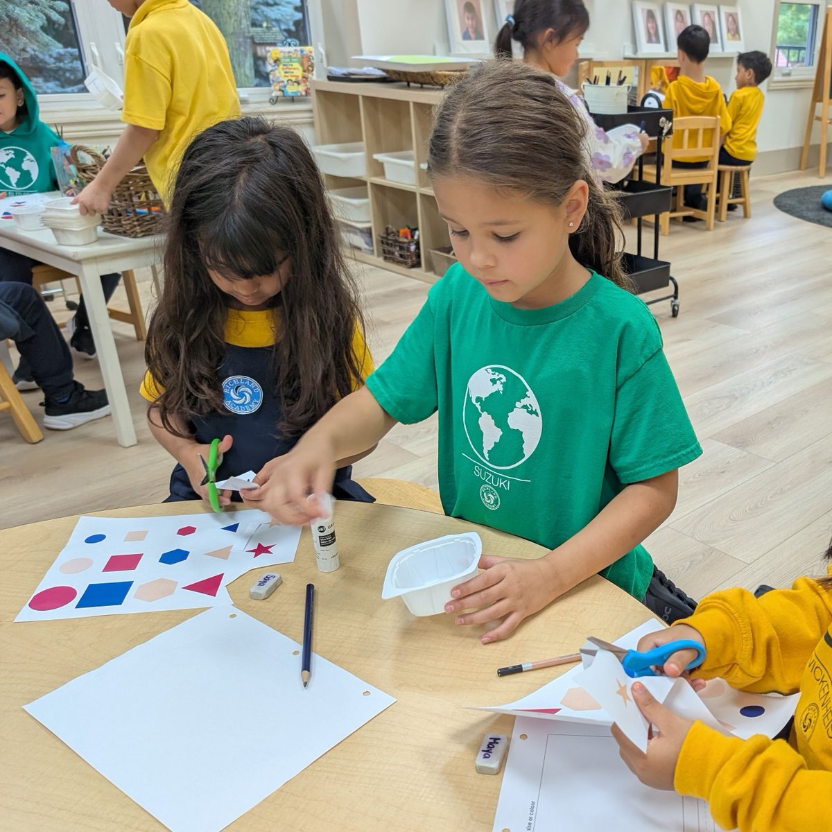 richlandacad's tweet image. Our Grade 3 students partnered up with the Senior Kindergarten students for a fun, hands-on activity focused on sorting! The buddies practiced their skills by sorting materials according to sizes, shapes, and colours. Teamwork makes learning bright! #LearningBuddies #Sorting