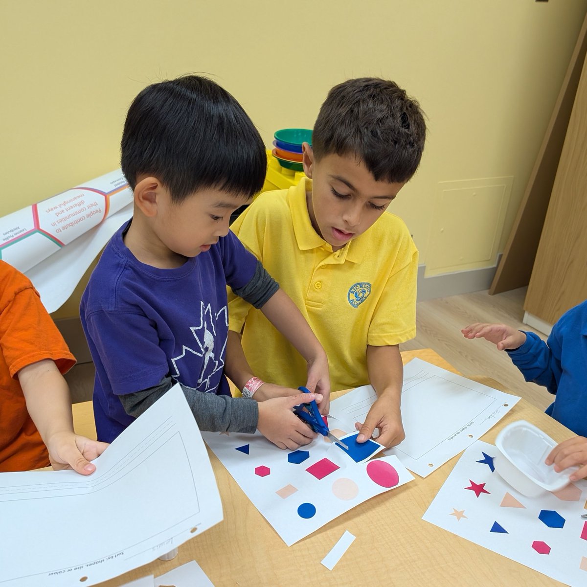 richlandacad's tweet image. Our Grade 3 students partnered up with the Senior Kindergarten students for a fun, hands-on activity focused on sorting! The buddies practiced their skills by sorting materials according to sizes, shapes, and colours. Teamwork makes learning bright! #LearningBuddies #Sorting