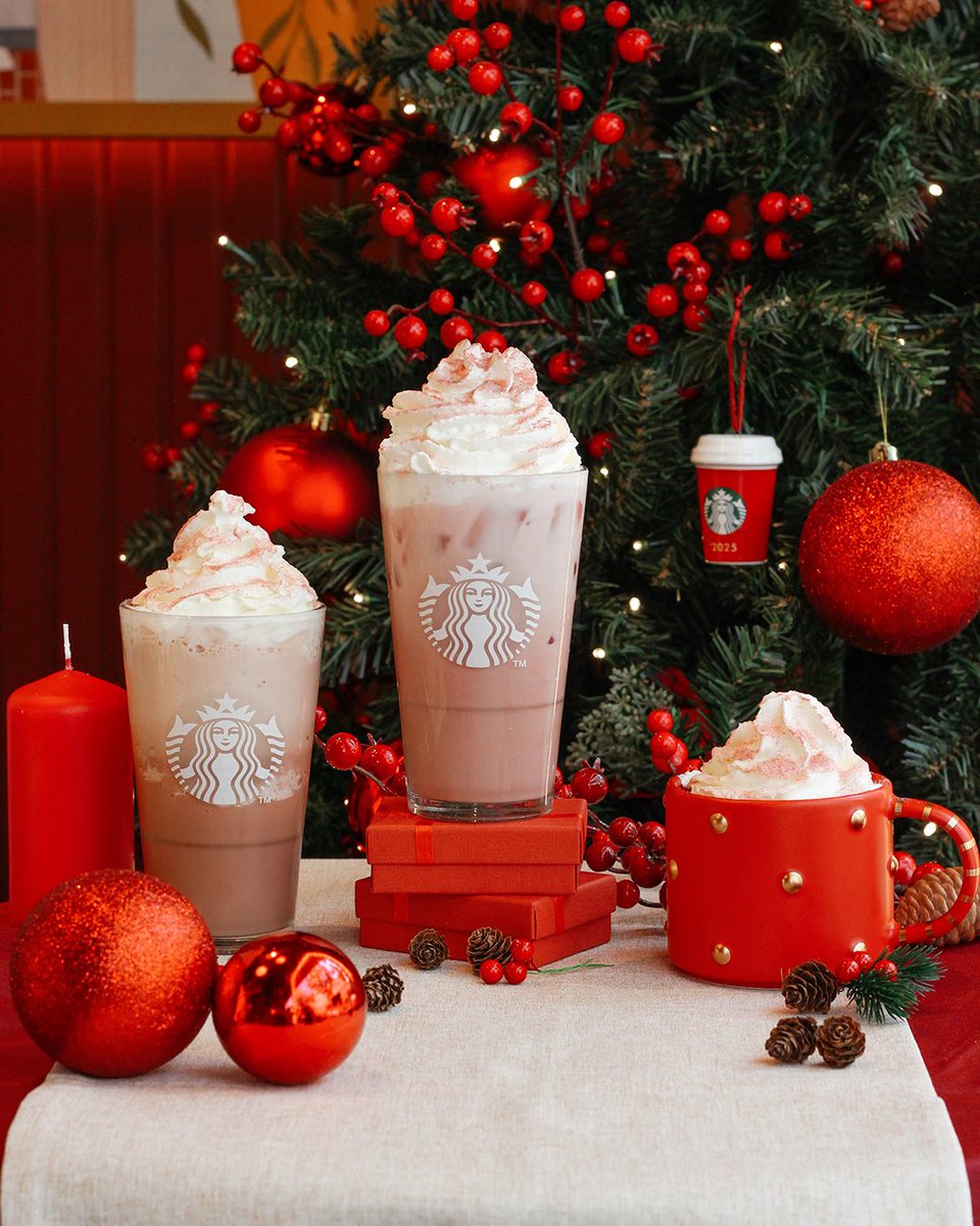 Tudo vermelho neste Natal com o novo Red Velvet Cake Latte! ❤️
 ☕ Signature Espresso 🥛 Leite e natas 🍰 Sabor e topping de Red Velvet  Mencione a pessoa que vai fazer-lhe companhia 🤔