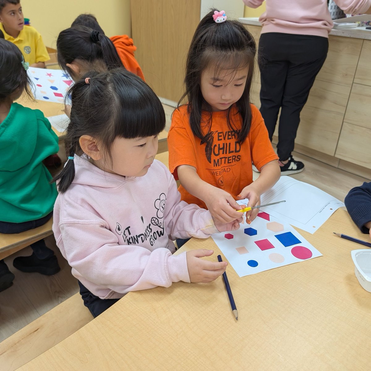 richlandacad's tweet image. Our Grade 3 students partnered up with the Senior Kindergarten students for a fun, hands-on activity focused on sorting! The buddies practiced their skills by sorting materials according to sizes, shapes, and colours. Teamwork makes learning bright! #LearningBuddies #Sorting