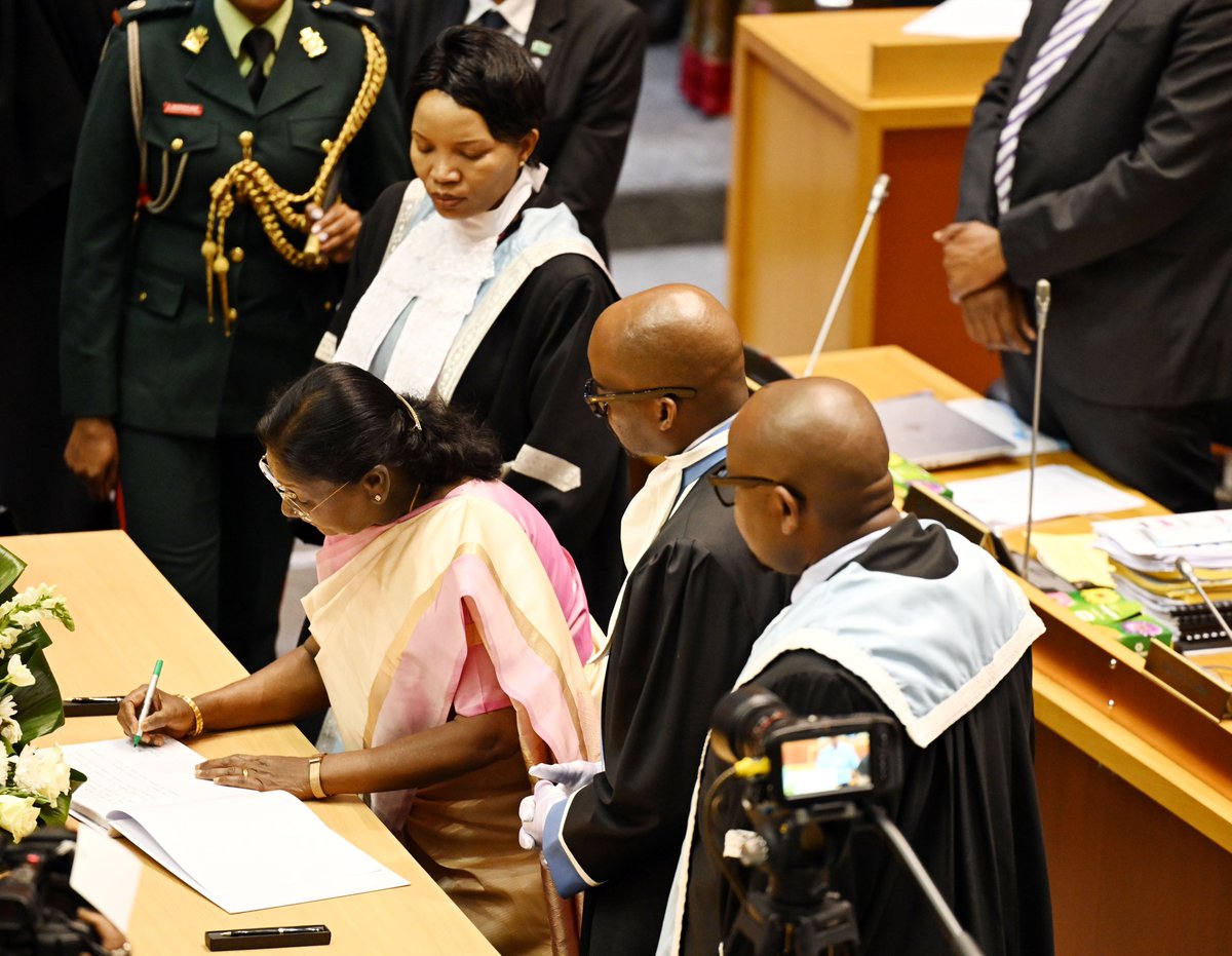 airnewsalerts's tweet image. In Pics: 

President #DroupadiMurmu visited the National Assembly of Botswana at Gaborone and addressed the Parliamentarians 

India’s vision of “Viksit Bharat” by 2047 and Africa’s ‘Agenda 2063’ present an opportunity for active collaboration between the two countries:…