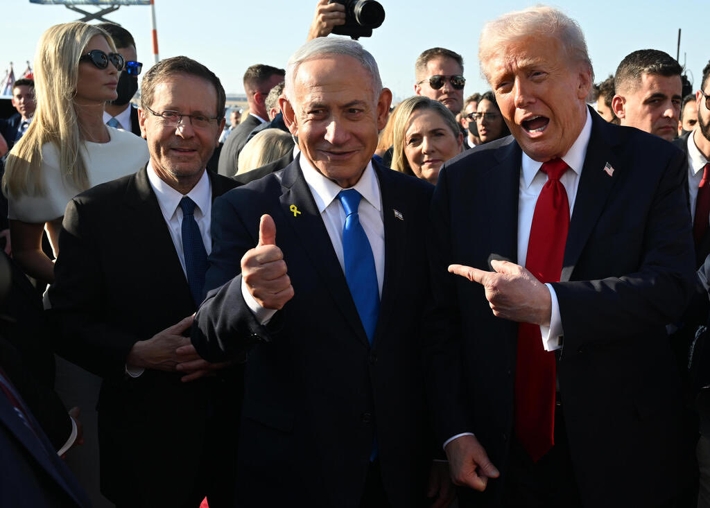 forget_exit's tweet image. 🇮🇱 Israeli President: I received a formal request from Trump to consider pardoning Netanyahu on corruption charges. #Israel #Netanyahu #Trump

(Photo of President Herzog, Trump, and prime minister Netanyahu)
