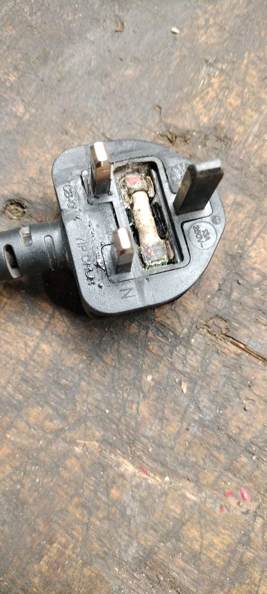 M0KMU's tweet image. I think that got a bit hot 
#electricalsafety
#PatTesting
#Electrical