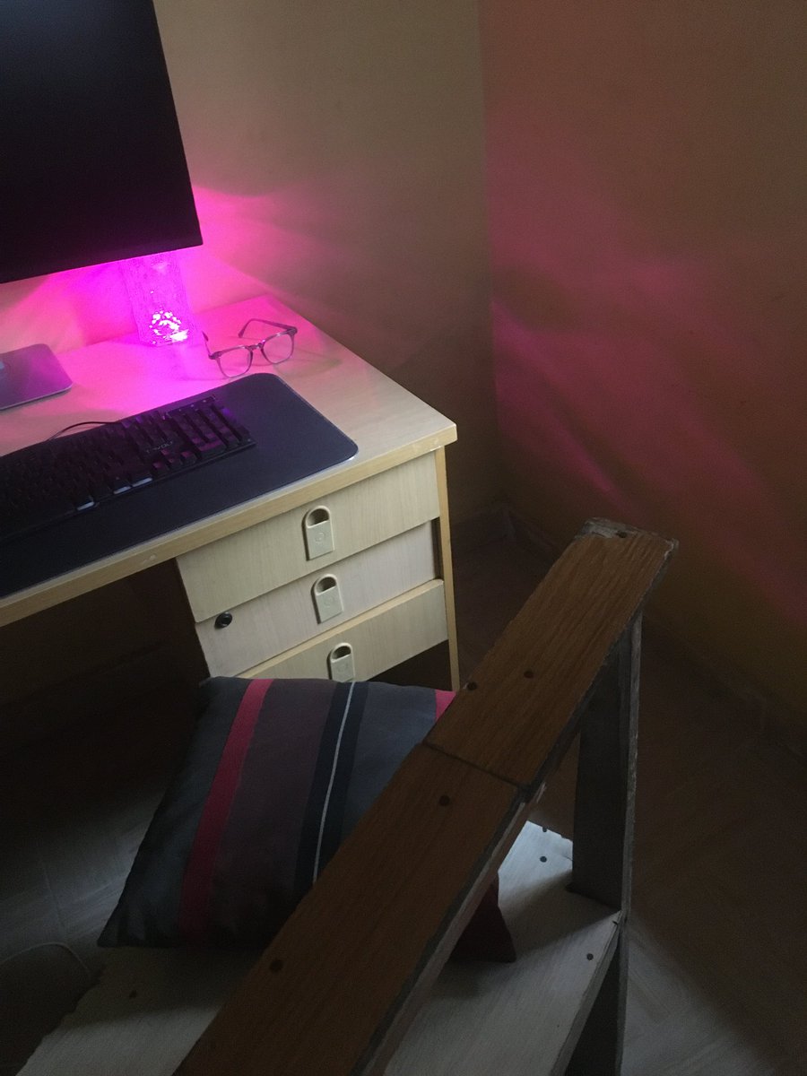 kiyosetcode's tweet image. Finally! Upgraded from a wood plank chair to a real office chair 😭🪑 My back has been waiting for this moment 🥹💻