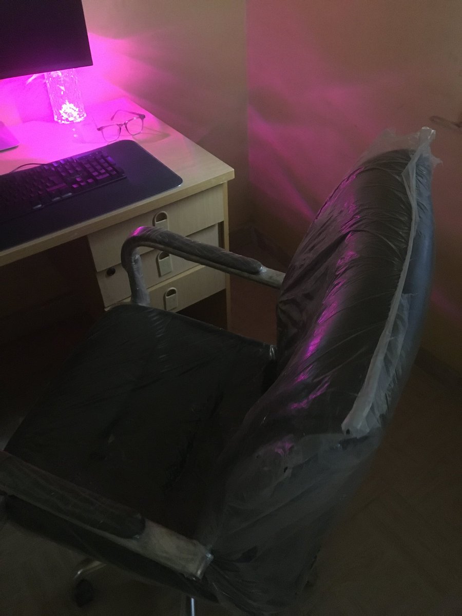 kiyosetcode's tweet image. Finally! Upgraded from a wood plank chair to a real office chair 😭🪑 My back has been waiting for this moment 🥹💻