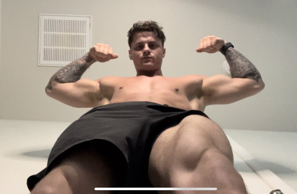 MuscleGodMarcus tweet media