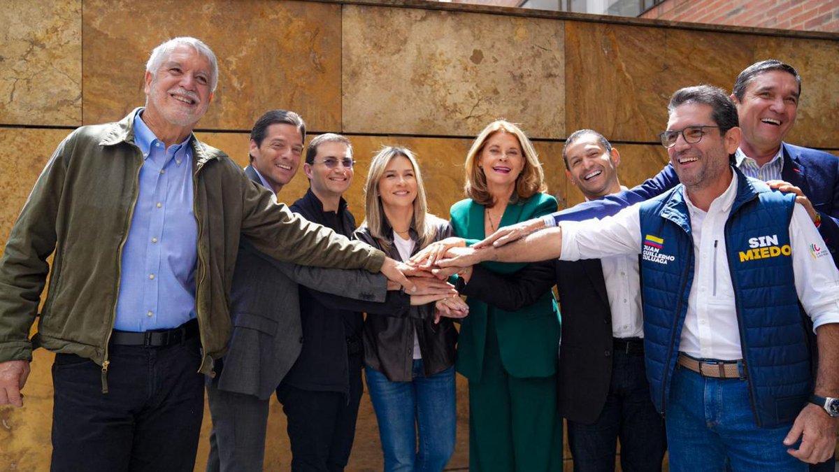 UltimaHoraCR's tweet photo. ¿Nace nueva alianza? En medio de las tensiones internas entre sectores de derecha y centro derecha, como la coalición de los exgobernadores y el Partido Conservador, hubo una reunión entre los precandidatos Enrique Peñalosa, Mauricio Gómez Amín, Felipe Córdoba, Vicky Dávila, Marta Lucía Ramírez, Daniel Palacios, Juan Carlos Cárdenas y Juan Guillermo Zuluaga.  Varios de estos precandidatos se habían mostrado a favor de ir a una consulta interpartidista en marzo para definir a un candidato único para la primera vuelta. Vía @SC_Periodista_ https://t.co/woHMRjVE2M