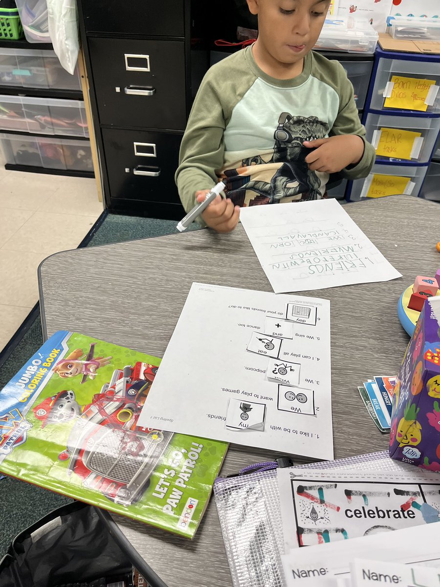 Hahne_Elyse's tweet image. Rockstar workers making sentences with their spelling words #everwaysocialsquad #uniquelearning