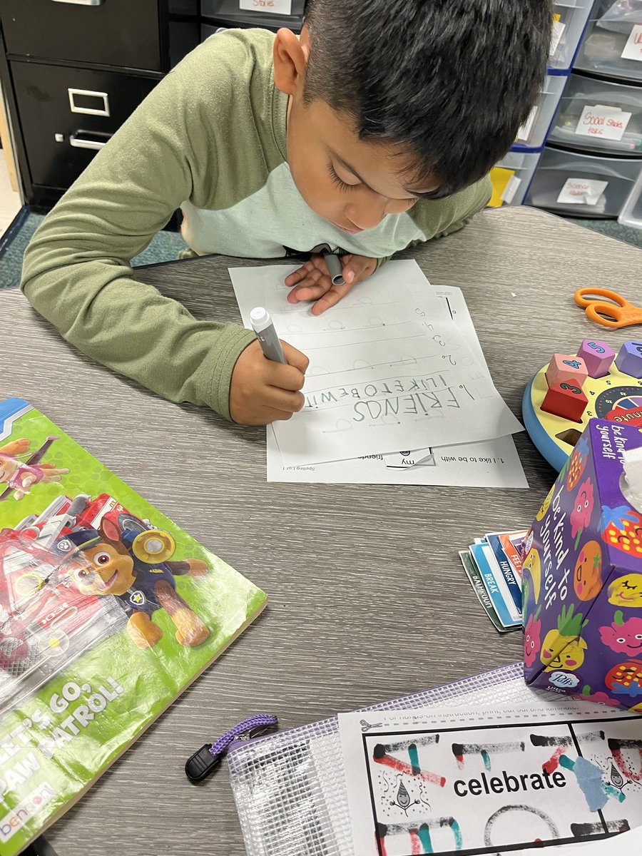 Hahne_Elyse's tweet image. Rockstar workers making sentences with their spelling words #everwaysocialsquad #uniquelearning