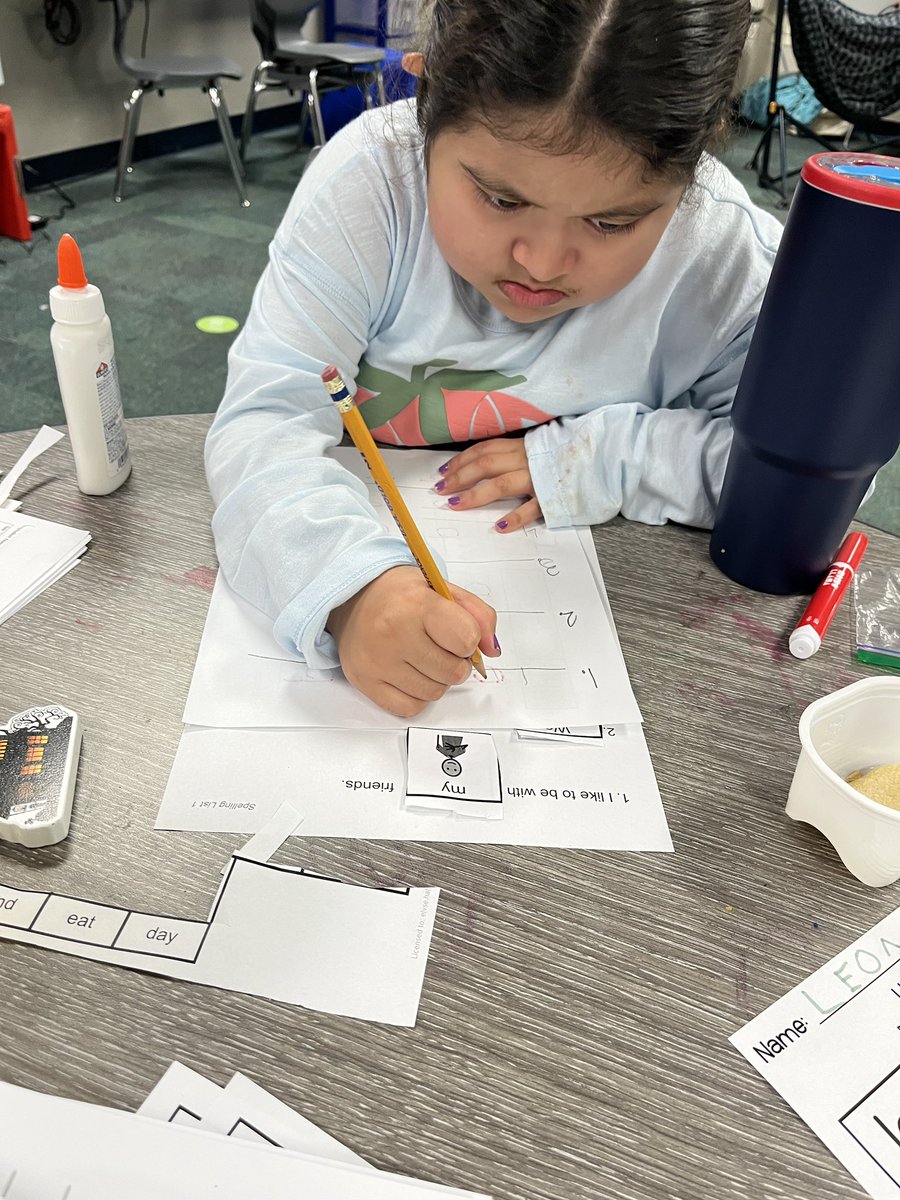 Hahne_Elyse's tweet image. Rockstar workers making sentences with their spelling words #everwaysocialsquad #uniquelearning