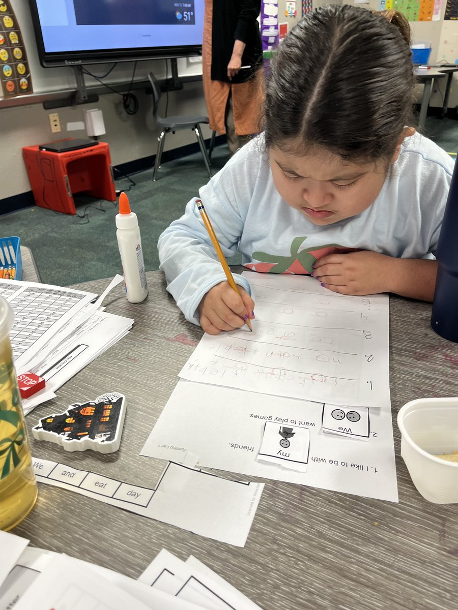 Hahne_Elyse's tweet image. Rockstar workers making sentences with their spelling words #everwaysocialsquad #uniquelearning