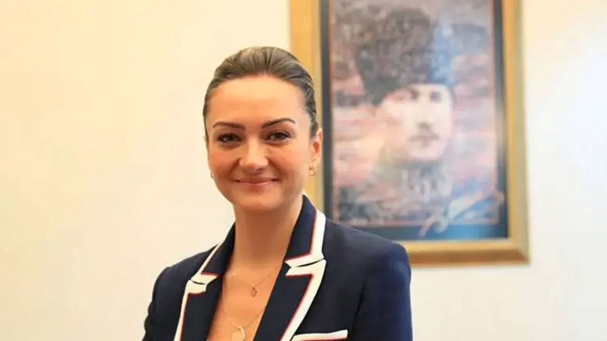 Artık sus bak kızından ayrı kaldın, dikkat et diyorlar..
Kadriye Kasapoğlu ne yapsın onu da deyiverin hele.. Tek suçu Ekrem İmamoğlu'nun özel kalemi olmak olan, evladının doğum gününde gözaltına alınıp tutuklanan tertemiz Kadriye Kasapoğlu'nun yüzüne nasıl bakacak susanlar?