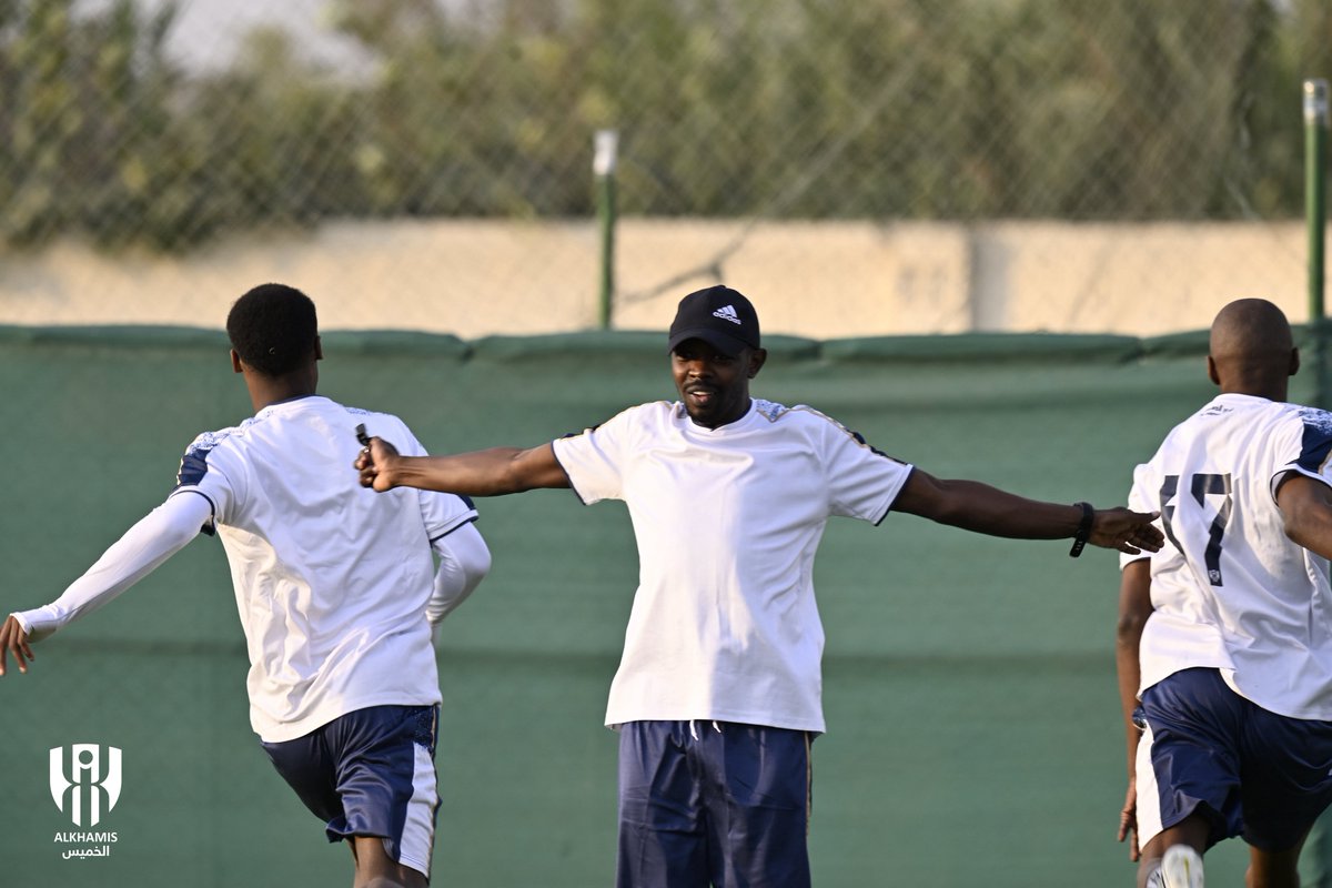 alkhamis_sa's tweet photo. ⚽️ | في مساء #الخميس ، تتراقص الأرواح على وقع العزيمة، هنا يولد المجد من بين خطواتٍ تثق بأن الغد لنا 💪⚽️
#نادي_الخميس #فخر_الجنوب https://t.co/ntd5bSNNBm