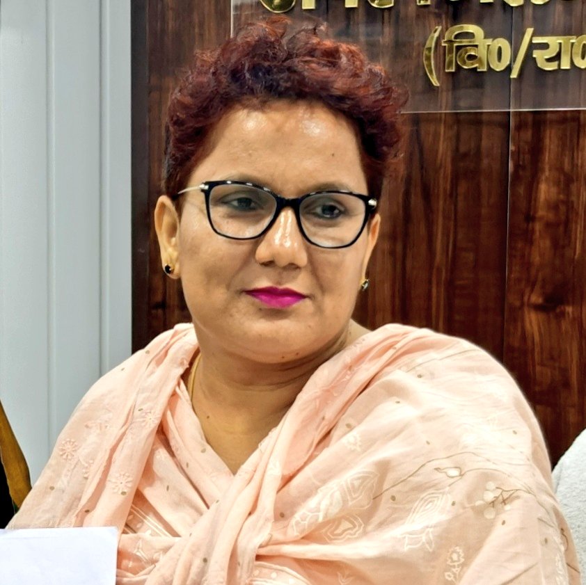 UP सरकार ने पीलीभीत की ADM ऋतु पूनिया को हटा दिया है !!

ADM ने विश्व हिंदू परिषद के नेता प्रिंस गौड़ को रंगदारी मांगने और सरकारी काम में बाधा डालने के आरोप में जेल भिजवाया था।

प्रिंस गौड़ का आरोप था कि एक निर्माणाधीन कॉलोनी में मजार बनाई जा रही थी। VHP के लोग इसका विरोध कर रहे