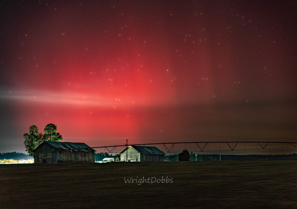 My shots from the #NorthernLights last night. The 3rd time in 18 months that the #aurora was visible in #Florida. What a treat this has been! The first shot is later in the shoot and shows the #MilkyWay and the aurora. The second was at the beginning of the shoot. #FLwx <a href="/spann/">James Spann</a>