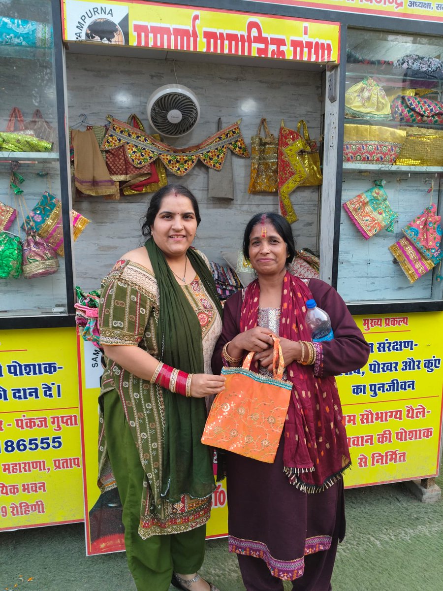 ngo_sampurna's tweet image. आज खाटू श्याम बाबा के दरबार में
भक्तों ने श्रद्धा से दर्शन किए 🙏 और @ngosampurna से #bhagwankiposhak से बने थैले व उत्पाद खरीदकर सराहना की।
सबने कहा — “ये तो बाबा का आशीर्वाद है!” 💫
#khatushyammandirdelhidham #Sampurnakesang
#bhagwankiposhak
@vijenderguptabjp 
@Gupta_Naveen22