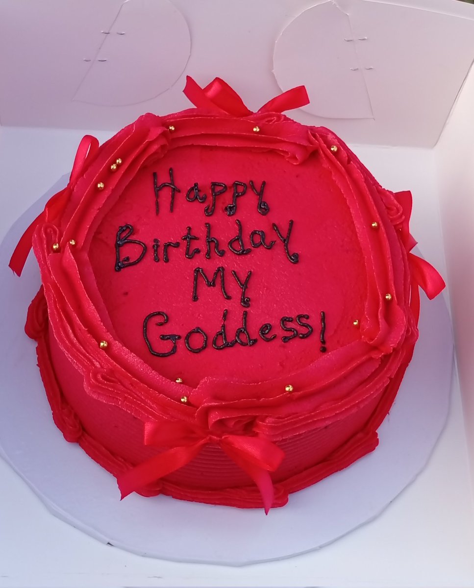 If you want to know how far people go for this thing called love, just become a baker, a florist or surprise planner.
You go just dey wonder say "wetin dey occur? Am I a spoon?

Single layer 7" Cake. 17,500. Ilorin