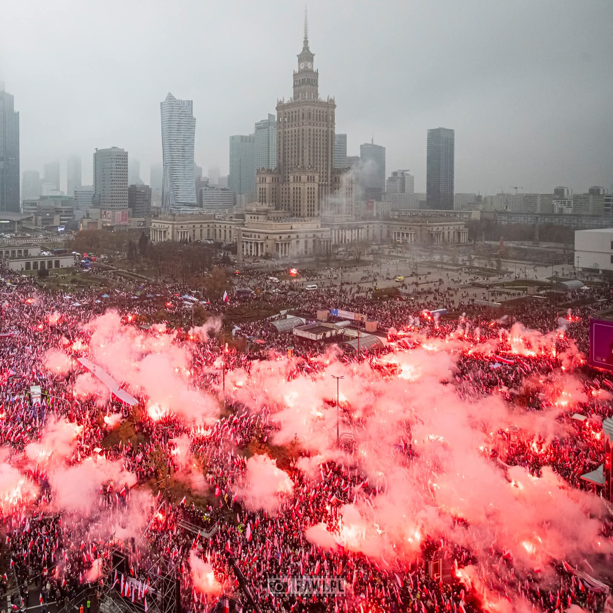 BartoszMos's tweet photo. Długi weekend w pełni wykorzystany! Wyjazd do miasta partnerskiego Kluczborka, do Dzierżoniowa i spotkanie się z młodzieżą radą, wizyta w Radiu Opole, a na finał – mój trzeci Marsz Niepodległości! 🇵🇱 Czas, który przypomina, jak ważna jest wspólnota, tradycja i miłość do Ojczyzny https://t.co/bjfXoy1SAP