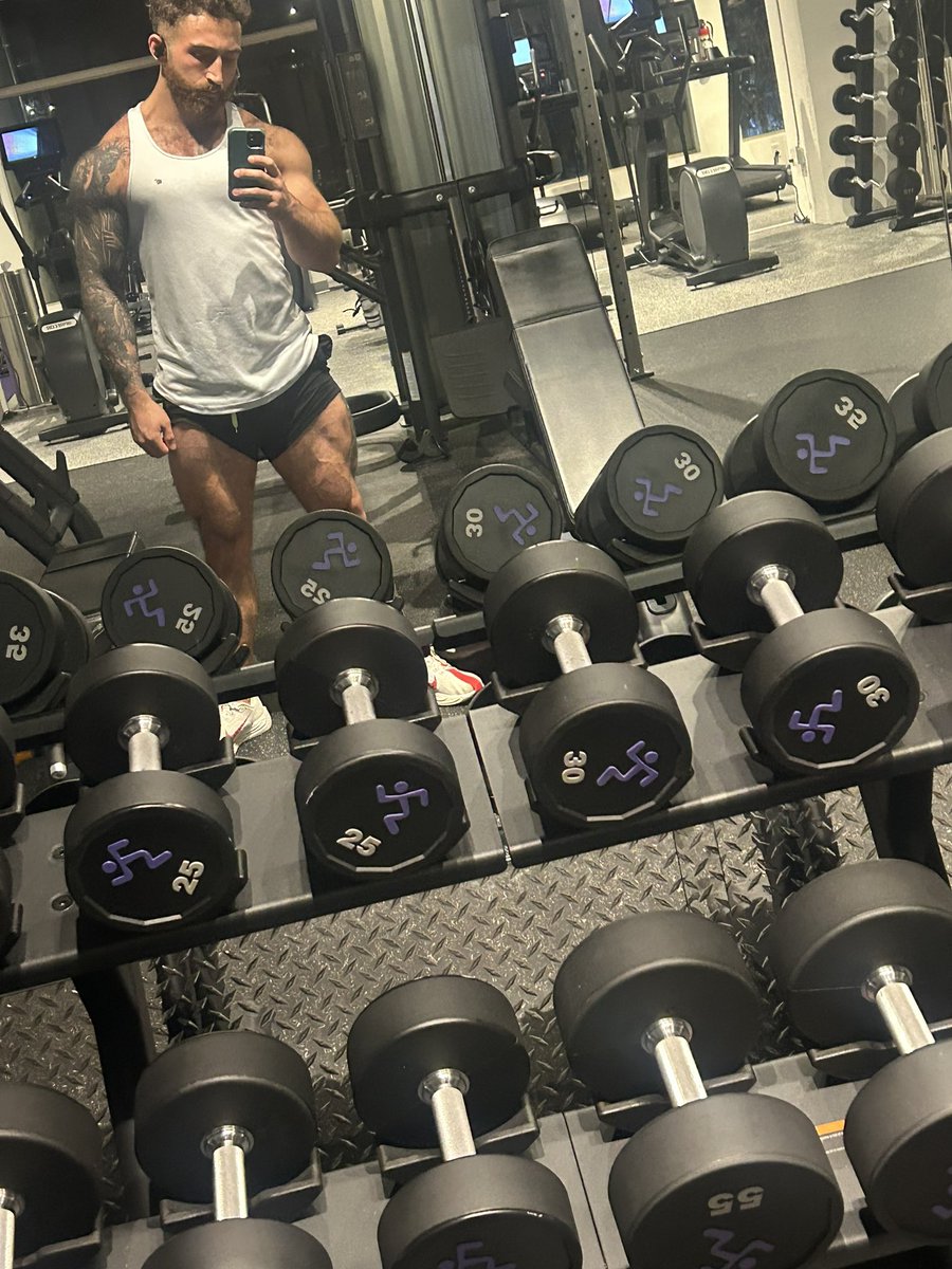 Gooning to my gym pics again aren’t you loser 😂😈😈😈