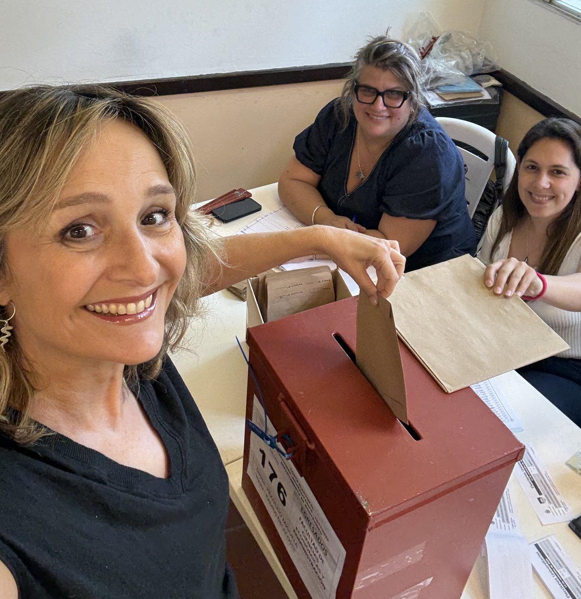 Siempre emociona volver a votar a la Facultad que tanto quiero y que tanto me dio en oportunidades y en amigos! 
<a href="/FCEA_UdelaR/">FCEA Udelar</a> 
<a href="/Udelaruy/">Universidad de la República</a>