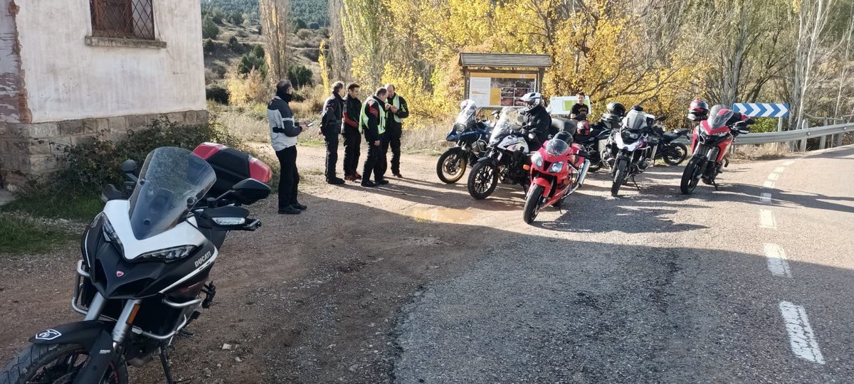 Primera ruta en moto por la Sierra de Albarracín 🏍️
Paisajes espectaculares, buena compañía (gracias <a href="/dieguete123/">diego gonzález</a>) y esa sensación de libertad que solo la moto puede dar.
Será la primera de muchas más, seguro 😊. 
Buena gente, buenos kilómetros.
#viajesenmoto #libertad #ducati