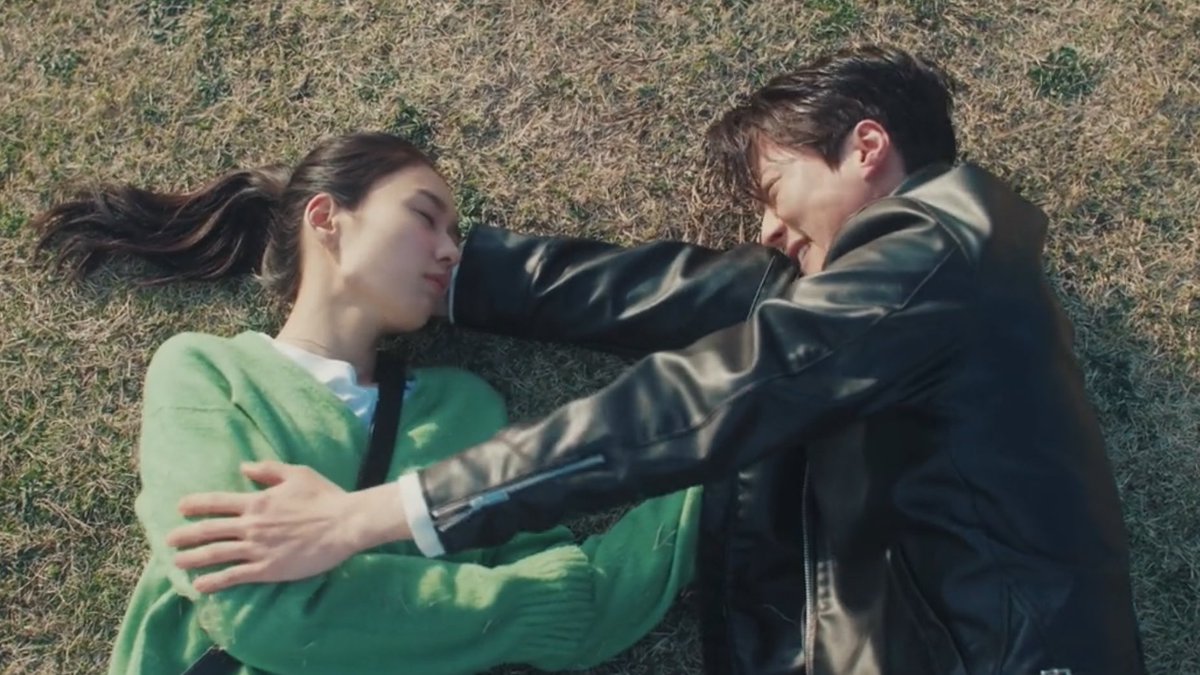 brownkudiii's tweet image. #DynamiteKiss just dropped the craziest first episode ever😭 they met, beefed, pretended to be a fake couple, softened up &amp;amp; even kissed all in one episode!! also i loved the lil slice of life moments in bw.. im so excited for tomorrow&apos;s ep bc the premise is honestly so fun&amp;lt;33