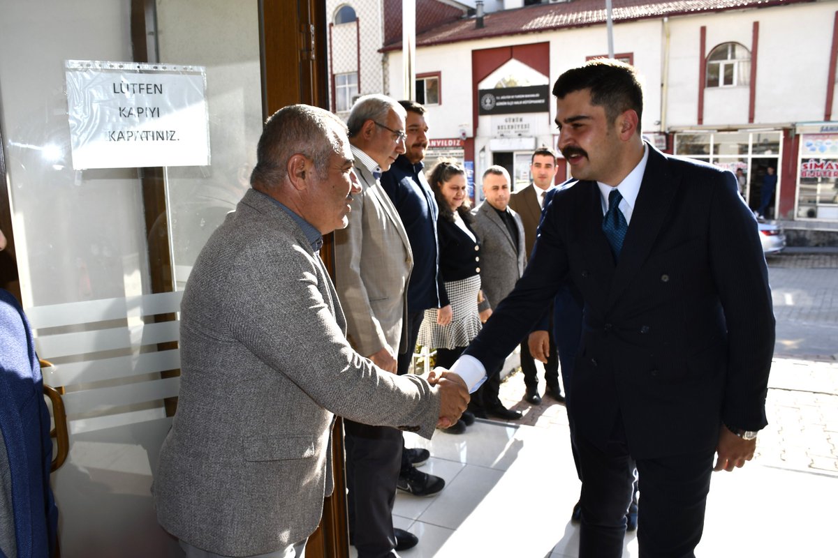 Kaymakamımız Selami Alper Özkan, Gürün Belediye Başkanı Nami Çiftçi’ye iade-i ziyarette bulundu.

Belediye Başkanı Çiftçi ve belediye personeli tarafından karşılanan Kaymakam Özkan, personele çalışmalarında kolaylıklar diledi.