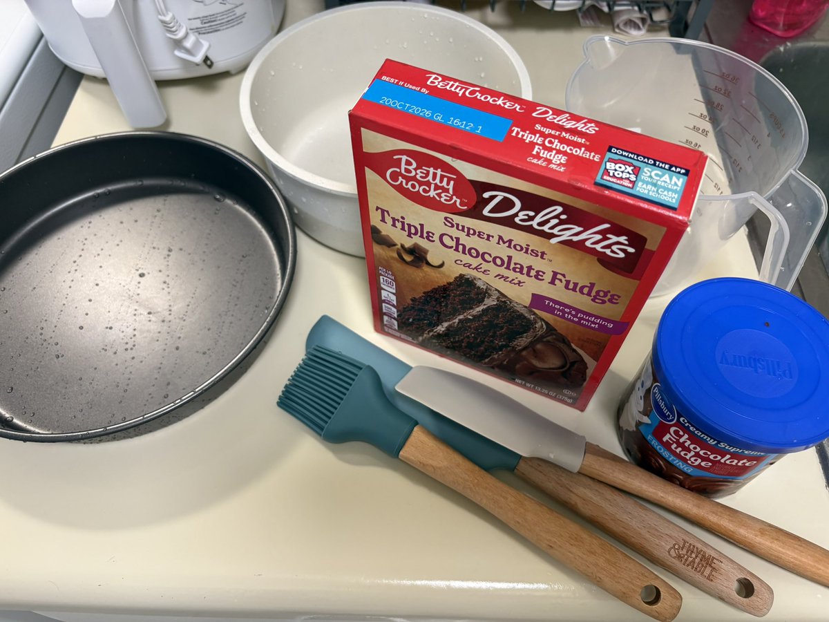 blocknansout's tweet image. happy four years of #TIWIFL 💚 ITS CAKE TIME !! @gracieshq