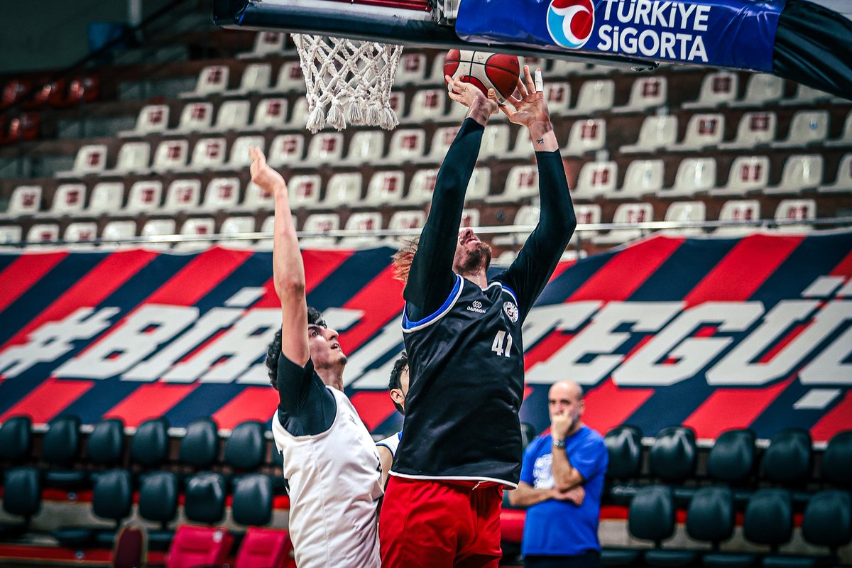 Bu hafta oynayacağımız Fenerbahçe Koleji maçı hazırlıklarımızı yapılan taktik antrenmanı ile sürdürdük.