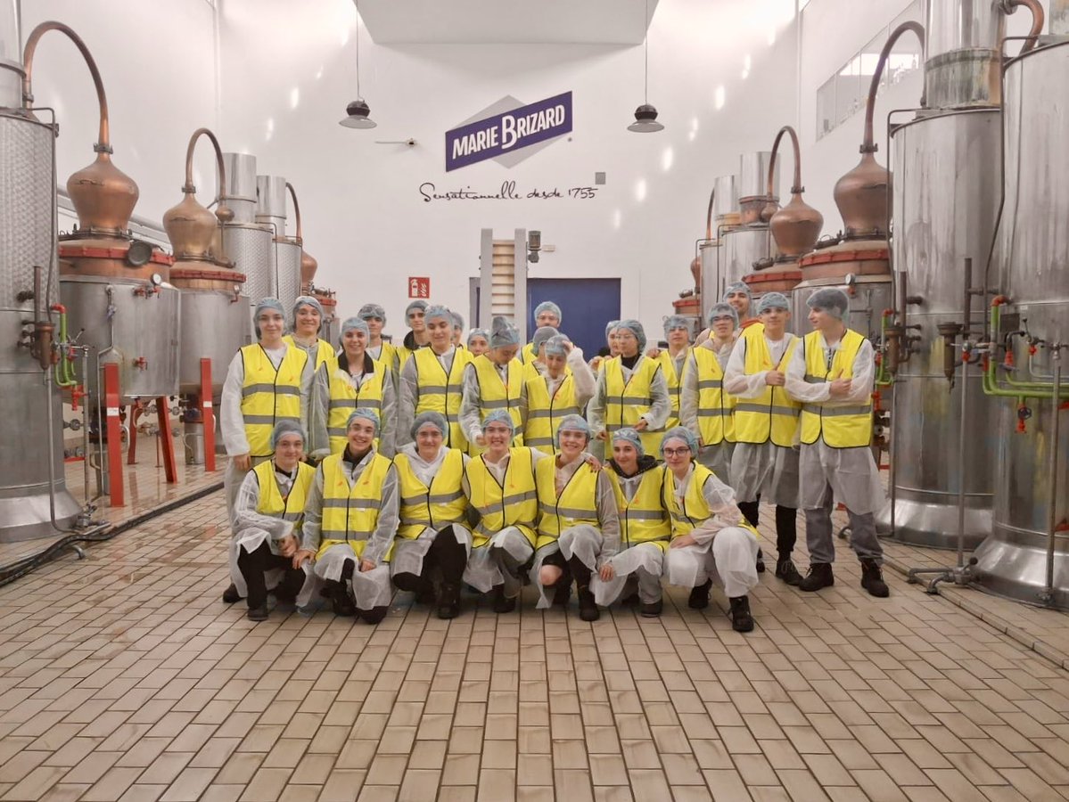 KIMIKA_DonBosco's tweet image. Los alumnos de primer año del ciclo de Laboratorio de Análisis y Control de Calidad visitaron las instalaciones de la productora de licores y jarabes @marie_brizard_official. Están ubicadas en Zizurkil y la foto muestra los alambiques de destilación.

Gracias Marie Brizard!