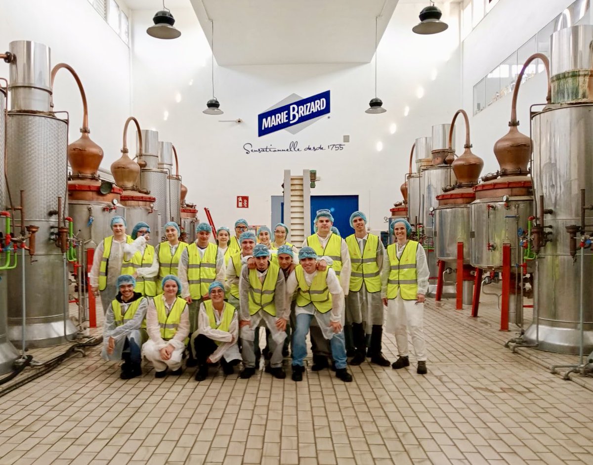 KIMIKA_DonBosco's tweet image. Los alumnos de primer año del ciclo de Laboratorio de Análisis y Control de Calidad visitaron las instalaciones de la productora de licores y jarabes @marie_brizard_official. Están ubicadas en Zizurkil y la foto muestra los alambiques de destilación.

Gracias Marie Brizard!