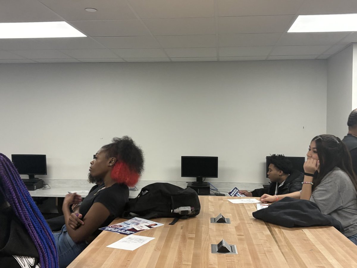 HumbleLib's tweet image. These HHS 🎓💜🐾seniors are meeting with South Carolina State University go Bulldogs 🥰🥰🥰