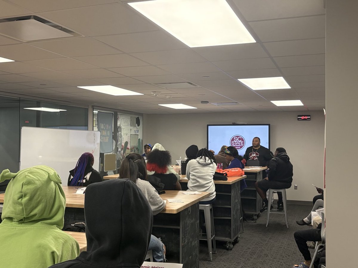 HumbleLib's tweet image. These HHS 🎓💜🐾seniors are meeting with South Carolina State University go Bulldogs 🥰🥰🥰
